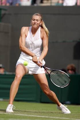 Maria Sharapova (Rußland) im modischen Nike Outfit: kurze Hose und ein leicht transparentes in Form einer Smokingweste eng geschnittenes Oberteil -  Tennis Damen All England Championships 2008, Grand Slam, WTA Tour Einzelbild Wimbledon London Kraft, Dynamik,
