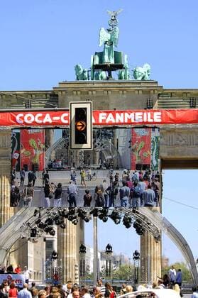 Leinwand an der Coca Cola Fanmeile am Brandenburger Tor in Berlin bildet das Geschehen auf dem Pariser Platz ab Fußball EM Herren Euro 2008, Länderspiel, Fanmeile, Fest, public viewing, Fußballübertragung Totale Berlin