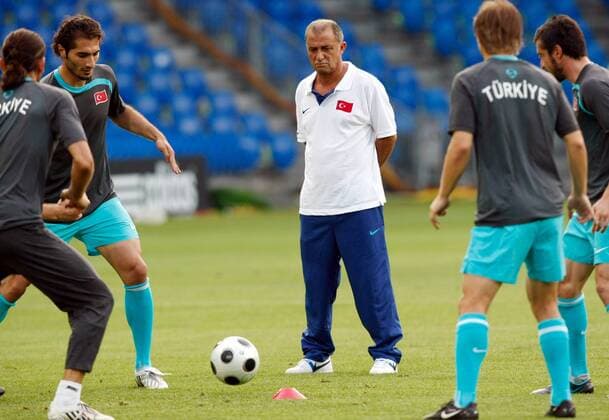 Nationaltrainer Fatih Terim (Mitte) und Hamit Altintop (beide Türkei, li.) -  Fußball EM Herren Euro 2008, Nationalteam, Training Gruppe Basel