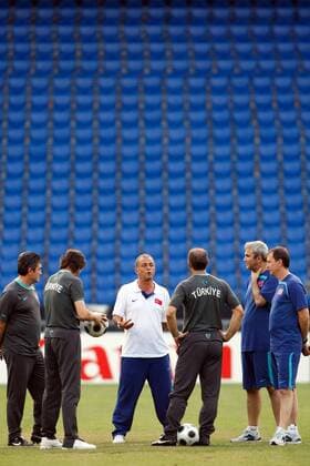 Nationaltrainer Fatih Terim (Türkei, Mitte) -  Fußball EM Herren Euro 2008, Nationalteam, Training Totale Basel