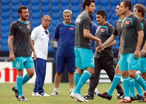 Nationaltrainer Fatih Terim (Türkei, 2.v.li.) -  Fußball EM Herren Euro 2008, Nationalteam, Training Gruppe Basel