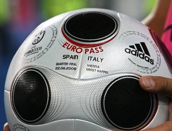 Auf dem Spielball Adidas Europass ist die Partie, die Zeit und der Ort aufgedruckt -  Fußball EM Herren EURO 2008, Länderspiel, Nationalmannschaft, Viertelfinale, Spanien - Italien 4:2 i.E. Einzelbild Wien