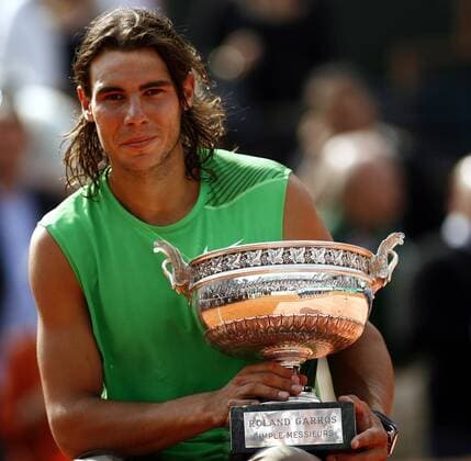 Rafael Nadal (Spanien) - Sieger der French Open 2008 - präsentiert die Trophäe Tennis Herren French Open 2008, Grand Slam, ATP Tour, Finale, Roland Garros Einzelbild Paris