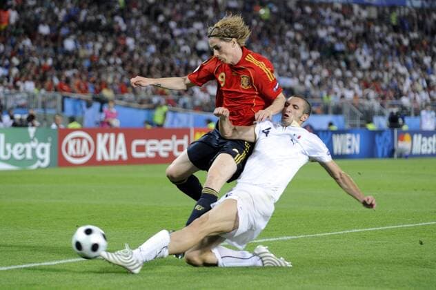 Fernando Torres (Spanien, li.) gegen Giorgio Chiellini (Italien) Fußball EM Herren EURO 2008, Länderspiel, Nationalmannschaft, Nationaltrikot, Viertelfinale Spanien - Italien 4:2 i.E. Gruppe Wien Dynamik, Kampf, Abwehr