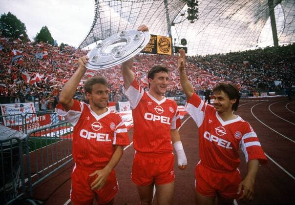 Bayern ist Deutscher Meister 1990 v.li.: Hans Dieter Flick, Alan McInally und Olaf Thon präsentieren die Meisterschale auf der Ehrenrunde Fußball 1. BL Herren Saison 1989 1990, FC Bayern München, Gruppe München Freude,