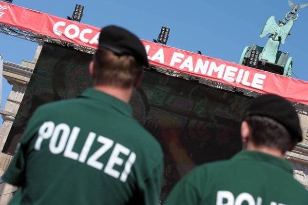 Polizisten sorgen beim Public Viewing auf der Coca Cola Fanmeile am Brandenburger Tor in Berlin für Sicherheit Fußball EM Herren Euro 2008, Länderspiel, Public Viewing, Live Übertragung Fußballübertragung Liveübertragung Fanmeile Gruppe Berlin