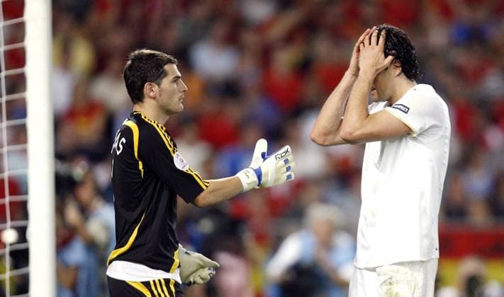 Torwart Iker Casillas (Spanien, li.) tröstet den enttäuschten Luca Toni (Italien) Fußball EM Herren Euro 2008, Länderspiel, Viertelfinale, Nationalmannschaft, Nationaltrikot, Spanien - Italien 4:2 n.E Gruppe Wien Enttäuschung,