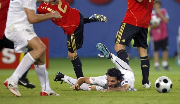 Gianluca Zambrotta (Italien) am Boden Fußball EM Herren Euro 2008, Länderspiel, Viertelfinale, Nationalmannschaft, Nationaltrikot, Spanien - Italien 4:2 n.E Gruppe Wien