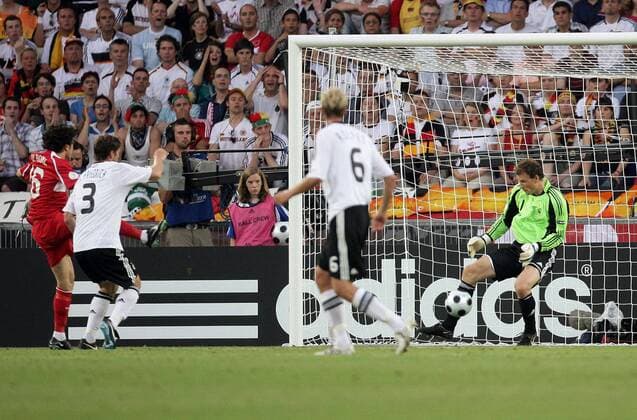 Ugur Boral (Türkei, li.) erzielt das 0:1 gegen Arne Friedrich (2. v. li.) und Torwart Jens Lehmann (beide Deutschland) Fußball EM Herren Euro 2008, Länderspiel, Halbfinale, Nationalmannschaft, Nationaltrikot, Deutschland - Türkei Gruppe Basel Dynamik,