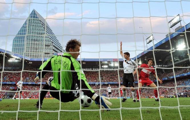 Ugur Boral (Türkei, re.) setzt sich gegen Arne Friedrich (Mitte) durch und trifft gegen Torwart Jens Lehmann (beide Deutschland) zum 0:1 Fußball EM Herren Euro 2008, Länderspiel, Nationalteam, Nationaltrikot, Deutschland - Türkei 3:2 o0 Halbfinale Gruppe Basel