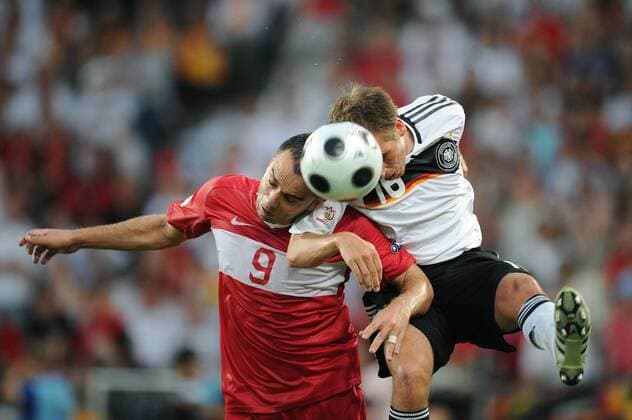 Semih Sentürk (Türkei, li.) gegen Philipp Lahm (Deutschland) - Fußball EM Herren Euro 2008, Länderspiel, Halbfinale, Nationalmannschaft, Nationaltrikot Gruppe Basel Dynamik,