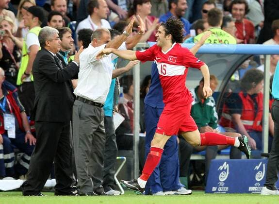 Ugur Boral (re.) und Nationaltrainer Fatih Terim (beide Türkei) - Torjubel -  Fußball EM Herren Euro 2008, Länderspiel, Nationalteam, Nationaltrikot o0 Halbfinale Gruppe Basel Freude,