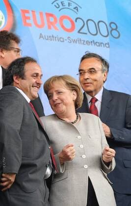 Bundeskanzlerin Angela Merkel (Deutschland, re.) im Gespräch mit UEFA Präsident Michel Platini (Frankreich) -  Fußball EM Herren Euro 2008, Länderspiel, Nationalteam o0 Halbfinale Gruppe Basel
