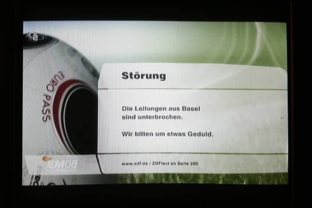 ZDF Bildausfall während des EM Halbfinals - Die Leitungen aus Basel sind unterbrochen. Wir bitten um etwas Geduld Fußball EM Herren Euro 2008, Länderspiel, Halbfinale, Nationalmannschaft o0 Stromausfall Wien Einzelbild o0 Pleiten, Pech, Pannen, Missgeschick, Basel o0 Leitungsstörung, Leitungsunterbrechung