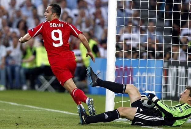 Semih Sentürk (Türkei, li.) trifft zum 2:2 gegen Torwart Jens Lehmann (Deutschland) -  - NOxONLINExUSE Fußball EM Herren Euro 2008, Länderspiel, Halbfinale, Nationalmannschaft, Nationaltrikot, Gruppe Basel Dynamik,