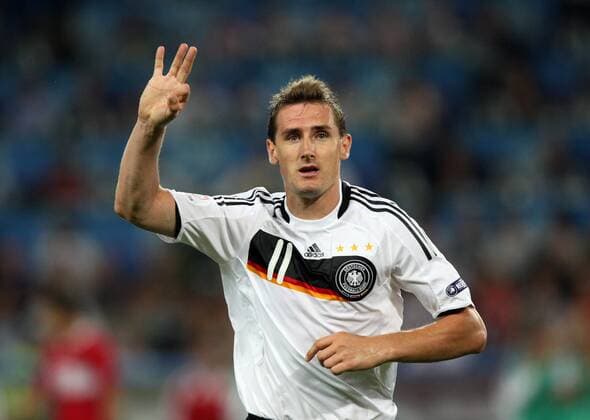 Miroslav Klose (Deutschland) - Torjubel Fußball EM Herren Euro 2008, Länderspiel, Halbfinale, Nationalmannschaft, Nationaltrikot Einzelbild Basel Freude,