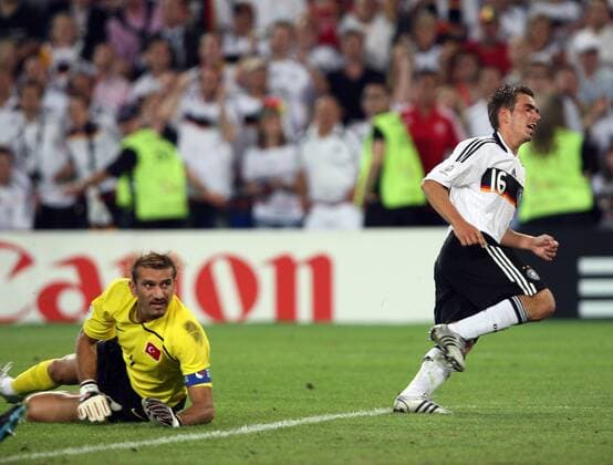 Philipp Lahm (Deutschland, re.) erzielt das 3:2 gegen Torwart Rüstü Recber (Türkei) Fußball EM Herren Euro 2008, Länderspiel, Halbfinale, Nationalmannschaft, Nationaltrikot, Deutschland - Türkei 3:2 Gruppe Basel Dynamik,