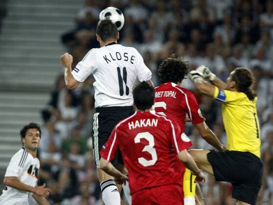 Miroslav Klose (Deutschland, li.) köpft das 2:1 gegen Torwart Rüstü Recber (Türkei, re.) - Serie (2 4) -  - NOxONLINExUSE Fußball EM Herren Euro 2008, Länderspiel, Halbfinale, Nationalmannschaft, Nationaltrikot, Gruppe Basel Dynamik,