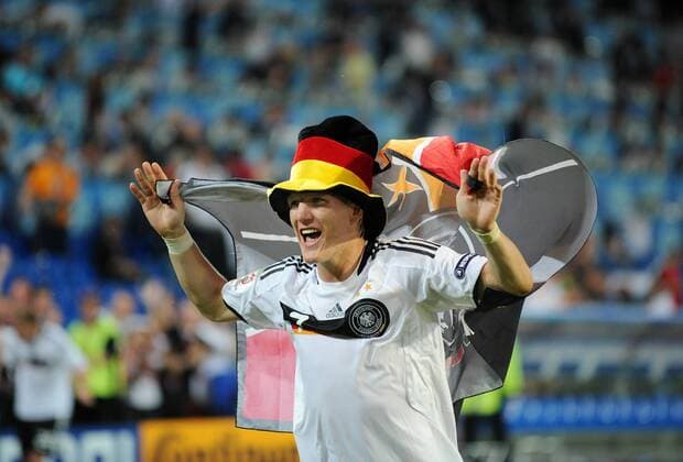 Bastian Schweinsteiger (Deutschland) - Schlussjubel mit DFB Fahne - Fußball EM Herren Euro 2008, Länderspiel, Halbfinale, Nationalmannschaft, Nationaltrikot, Einzelbild Basel Freude,