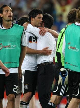 Michael Ballack (Mitte li.) und Bundestrainer Joachim Löw (beide Deutschland) - Schlussjubel Fußball EM Herren Euro 2008, Länderspiel, Halbfinale, Nationalmannschaft, Nationaltrikot, Gruppe Basel Freude,