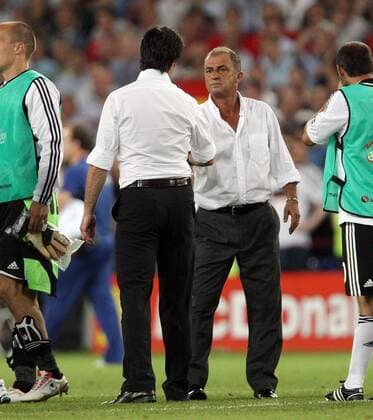 Nationaltrainer Fatih Terim (Türkei, re.) gratuliert Bundestrainer Joachim Löw (Deutschland) Fußball EM Herren Euro 2008, Länderspiel, Halbfinale, Nationalmannschaft, Nationaltrikot Gruppe Basel Harmonie, Kameradschaft
