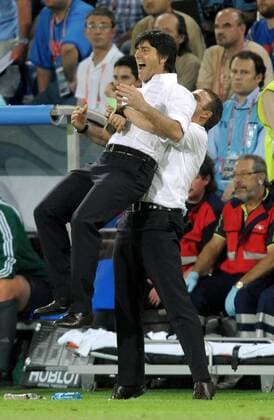 Bundestrainer Joachim Löw (li.) und Co Trainer Hans Dieter Flick (beide Deutschland) - Schlussjubel Fußball EM Herren Euro 2008, Länderspiel, Halbfinale, Nationalmannschaft, Gruppe Basel Freude, Begeisterung,