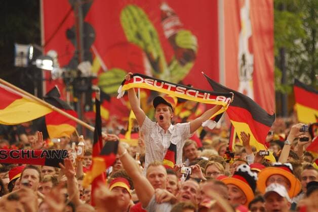 Deutsche Fans während des EM Halbfinals 2008 beim Public Viewing auf der Fanmeile Brandenburger Tor in Berlin Fußball EM Herren Euro 2008, Länderspiel, Public Viewing, Live Übertragung, Fußballübertragung, Liveübertragung Totale Fanmeile Brandenburger Tor, Straße des 17. Juni Berlin Freude, Begeisterung,