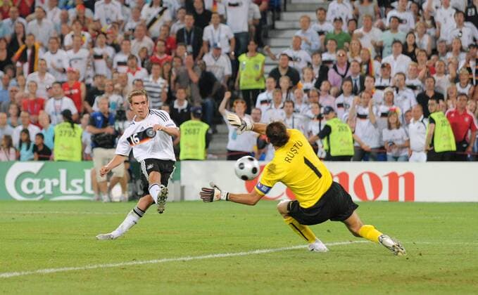Philipp Lahm (Deutschland, li.) erzielt das 3:2 gegen Torwart Rüstü Recber (Türkei) Fußball EM Herren Euro 2008, Länderspiel, Halbfinale, Nationalteam, Nationaltrikot, Deutschland - Türkei 3:2 Gruppe Basel Dynamik,