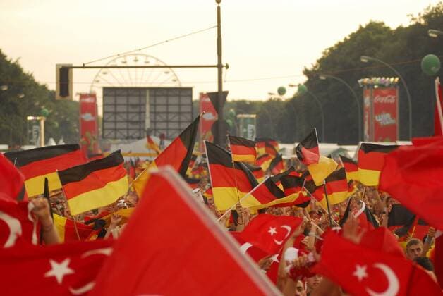 Deutsche und türkische Fans während des EM Halbfinals 2008 beim Public Viewing auf der Fanmeile Brandenburger Tor in Berlin Fußball EM Herren Euro 2008, Länderspiel, Public Viewing, Live Übertragung, Fußballübertragung, Liveübertragung Totale Fanmeile Brandenburger Tor, Straße des 17. Juni Berlin