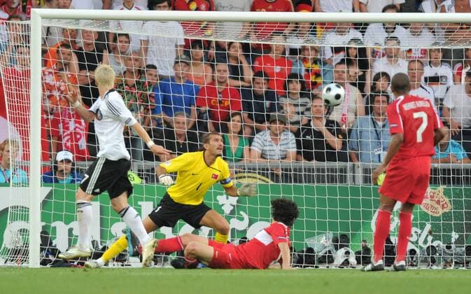 Bastian Schweinsteiger (Deutschland, li.) erzielt das 1:1 gegen Torwart Rüstü Recber (Türkei) Fußball EM Herren Euro 2008, Länderspiel, Halbfinale, Nationalteam, Nationaltrikot, Deutschland - Türkei 3:2 Gruppe Basel Dynamik,