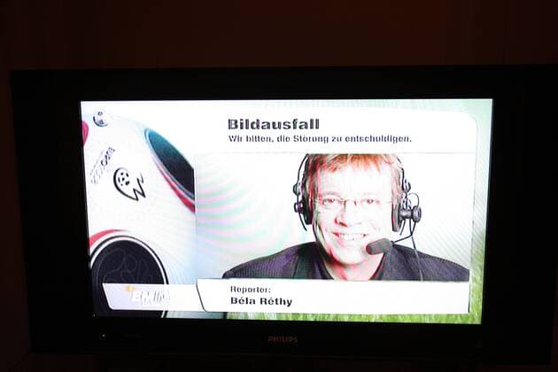 ZDF Bildausfall während des Halbfinals der Euro 2008 - Wir bitten die Störung zu entschuldigen. ZDF Kommentator Bela Rethy fungiert derweil als Radiokommentator Fußball EM Herren Euro 2008, Länderspiel, Nationalteam, Halbfinale Einzelbild