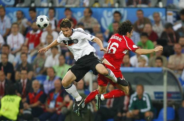 Arne Friedrich (Deutschland, li.) gegen Ugur Boral (Türkei) Fußball EM Herren Euro 2008, Länderspiel, Nationalteam, Halbfinale, Nationaltrikot, Deutschland - Türkei 3:2 Gruppe Basel Dynamik, Kampf,
