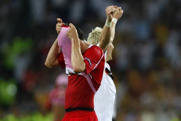 Hakan Balta (Türkei, li.) verzweifelt, Bastian Schweinsteiger (Deutschland) jubelt Fußball EM Herren Euro 2008, Länderspiel, Nationalteam, Halbfinale, Nationaltrikot, Deutschland - Türkei 3:2 Gruppe Basel Freude, Enttäuschung,