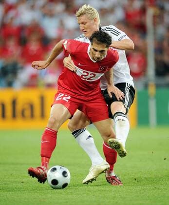 Hamit Altintop (Türkei, li.) gegen Bastian Schweinsteiger (Deutschland) - Fußball EM Herren Euro 2008, Länderspiel, Nationalteam, Halbfinale, Nationaltrikot, Deutschland - Türkei 3:2 Gruppe Basel Dynamik, Kampf,