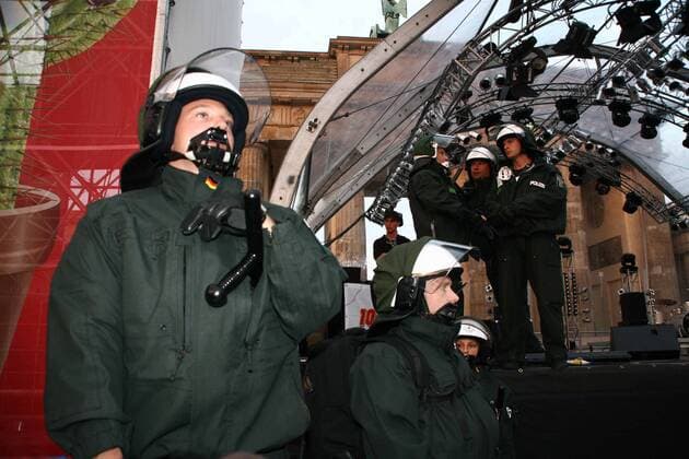 Polizisten sorgen während des Halbfinals der Euro 2008 beim Public Viewing auf der Fanmeile Brandenburger Tor in Berlin für Sicherheit Fußball EM Herren Euro 2008, Halbfinale, Public Viewing, Live Übertragung, Fußballübertragung, Liveübertragung Gruppe Fanmeile Brandenburger Tor, Straße des 17. Juni Berlin