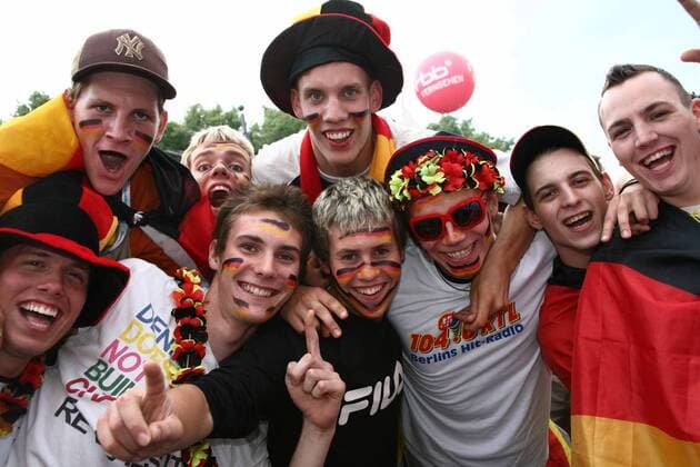 Deutsche Fangruppe während des Halbfinals der Euro 2008 beim Public Viewing auf der Fanmeile Brandenburger Tor in Berlin Fußball EM Herren Euro 2008, Halbfinale, Public Viewing, Live Übertragung, Fußballübertragung, Liveübertragung Gruppe Fanmeile Brandenburger Tor, Straße des 17. Juni Berlin Freude, Begeisterung,