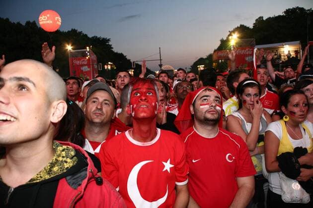 Türkische Fans während des Halbfinals der Euro 2008 beim Public Viewing auf der Fanmeile Brandenburger Tor in Berlin Fußball EM Herren Euro 2008, Halbfinale, Public Viewing, Live Übertragung, Fußballübertragung, Liveübertragung Gruppe Fanmeile Brandenburger Tor, Straße des 17. Juni Berlin