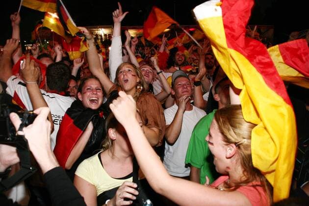 Deutsche Fans während des Halbfinals der Euro 2008 beim Public Viewing auf der Fanmeile Brandenburger Tor in Berlin Fußball EM Herren Euro 2008, Halbfinale, Public Viewing, Live Übertragung, Fußballübertragung, Liveübertragung Gruppe Fanmeile Brandenburger Tor, Straße des 17. Juni Berlin Freude, Begeisterung,