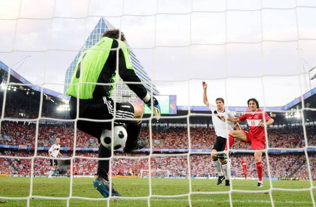 Ugur Boral (Türkei, re.) trifft zum 0:1 gegen Torwart Jens Lehmann (Deutschland) - Fußball EM Herren Euro 2008, Länderspiel, Nationalteam, Halbfinale, Nationaltrikot, Deutschland - Türkei 3:2 Totale Basel Dynamik,