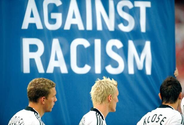 Lukas Podolski (li.), Bastian Schweinsteiger (Mitte) und Miroslav Klose (alle Deutschland) sind gegen Rassismus- Fußball EM Herren Euro 2008, Länderspiel, Nationalteam, Halbfinale, Nationaltrikot, Gruppe Basel