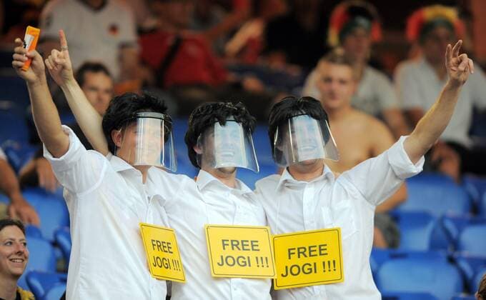 Deutsche Fans als Bundestrainer Joachim Löw während seiner Tribünenstrafe verkleidet fordern: Free Jogi Fußball EM Herren Euro 2008, Länderspiel, Nationalteam, Halbfinale Gruppe Basel Freude, Komik,
