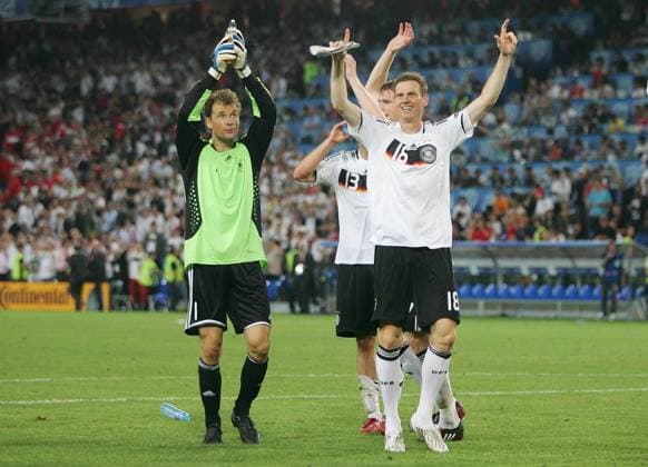 Schlussjubel Deutschland, u.a. Torwart Jens Lehmann (li.) und Tim Borowski (re.) Fußball EM Herren Euro 2008, Länderspiel, Halbfinale, Nationalteam, Nationaltrikot, Gruppe Basel Freude,