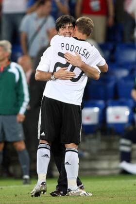 Bundestrainer Joachim Löw (li.) und Lukas Podolski (beide Deutschland) - Schlussjubel -  (0S3G7189) Fußball EM Herren EURO 2008, Länderspiel, Halbfinale, Nationalmannschaft, Nationaltrikot Gruppe Basel