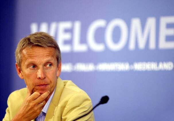 Sportstaatssekretär Reinhold Lopatka (Österreich) auf der WM 2010 meets EURO 2008 Pressekonferenz -  Fußball EM Herren WM 2010 meets EURO 2008, Vorschau, Pressekonferenz, Pressetermin Einzelbild Wien Nachdenklichkeit,