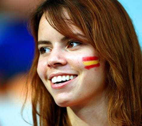 Weiblicher spanischer Fan mit Gesichtsbemalung in den Landesfarben -  Fußball EM Herren EURO 2008, Länderspiel, Halbfinale, Nationalmannschaft, Spanien Porträt Wien Sinnlichkeit,