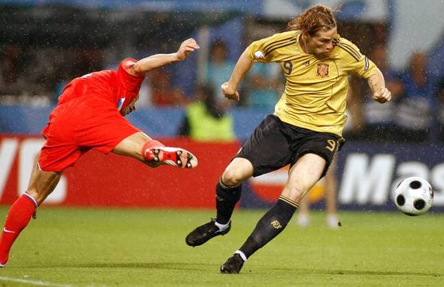 Fernando Torres (Spanien, re.) im Duell -  Fußball EM Herren Euro 2008, Länderspiel, Halbfinale, Nationalteam, Nationaltrikot, Russland - Spanien 0:3 Gruppe Wien Dynamik,