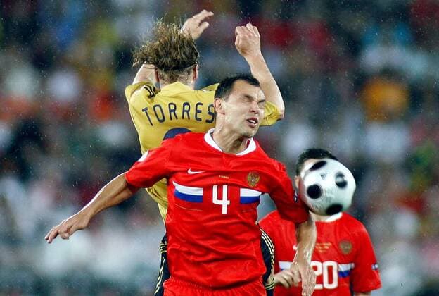 Sergei Ignashevich (Russland, vorn) gegen Fernando Torres (Spanien) -  Fußball EM Herren Euro 2008, Länderspiel, Halbfinale, Nationalteam, Nationaltrikot, Russland - Spanien 0:3 Gruppe Wien Dynamik,