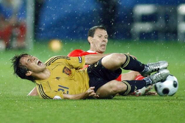 David Silva (Spanien, vorn) gegen Konstantin Zyryanov (Russland) -  Fußball EM Herren Euro 2008, Länderspiel, Halbfinale, Nationalteam, Nationaltrikot, Russland - Spanien 0:3 Gruppe Wien