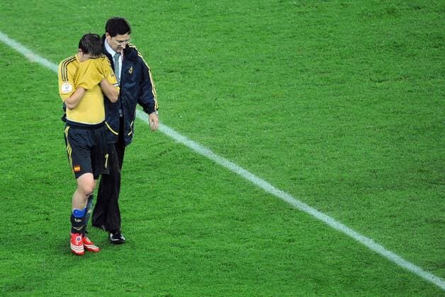 David Villa (Spanien, li.) muss verletzt vom Platz - Fußball EM Herren EURO 2008, Länderspiel, Halbfinale, Nationalmannschaft, Nationaltrikot Gruppe Wien Enttäuschung,