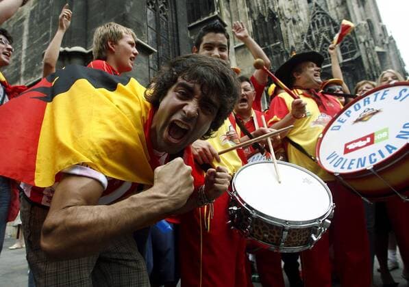 Spanische Fans freuen sich auf das Halbfinale der Euro 2008 -  - NOxONLINExUSE Fußball EM Herren Euro 2008, Länderspiel, Halbfinale, Nationalteam, Gruppe Wien Freude,